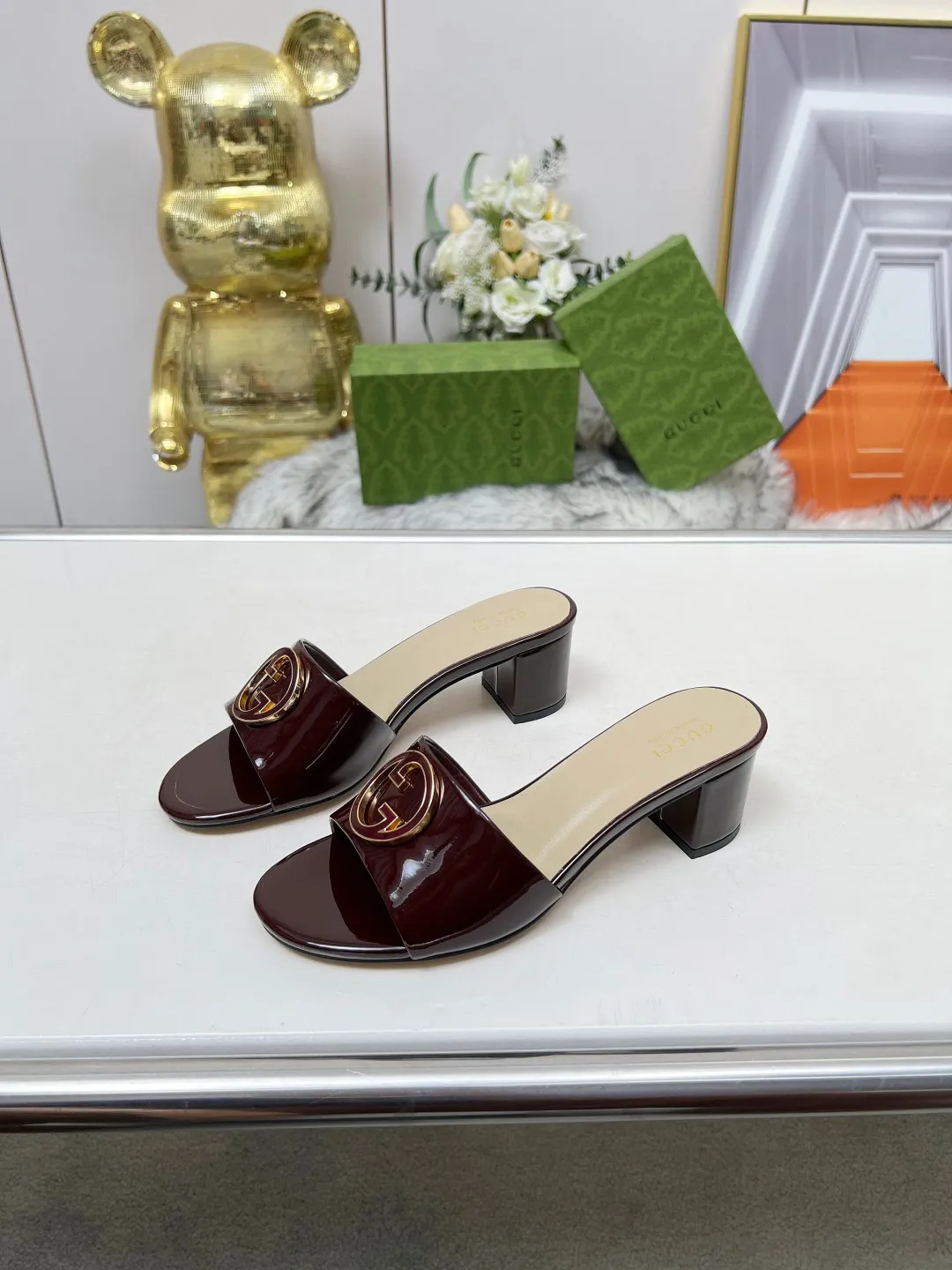 👟👟Ex-factory price 360👟👟 Genuine leather sole +40 Gucci 𝟐𝟎𝟐5 new spring and summer double G buckle round toe medium heel slippers, this G family series of slippers are so beautiful, high-end must buy~ The double G Logo is so beautiful on the feet, a classy style! The buttons have the GUCCI logo. Fabric: Cowhide Lining: Sheepskin lining Sheepskin pad Heel height: 5CM Sole: Italian genuine leather outsole Size: 35-44 [42 43 44 customized]